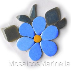 Flor azul hortência com pétalas redondas e folhas