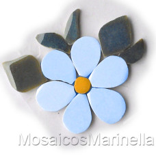 Flor azul claro com pétalas redondas e folhas